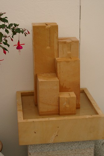 Brunnen säulenförmig aus - brunnen,