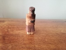 Lotte Sievers-Hahn geschnitzte Vintage Krippenfigur Hirte kniend 9 cm Brandspur