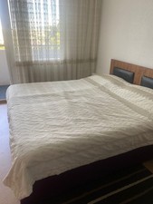 Vorhänge und Tagesdecke