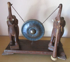 2 geschnitzte? Elefanten auf Holzkonsole mit geschwärztem Messing Gong handgetr.