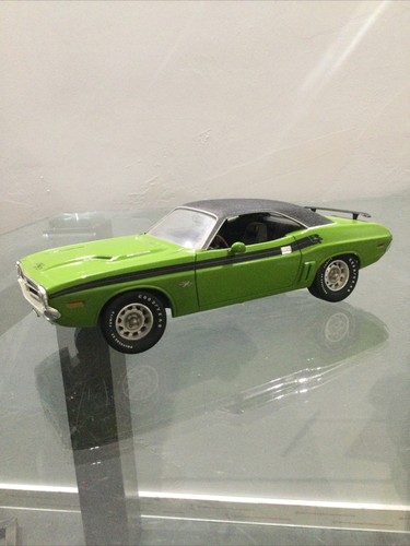 Dodge challenger 18 ertl - 1:18,