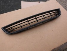 VW Jetta IV Gitter Ziergitter Lüftungsgitter Stoßstange Vorne Mitte 5C6853677