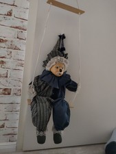 Clown Harlekin Puppe Porzellan Kopf Bemalt Blau Weiß Hängend auf Schaukelbrett 