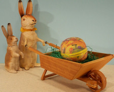 2 original Jugendstil Pappmaché Oster Füll Hasen mit Holz Schubkarre Ei antik