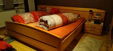 Doppelbett (2x2m), Nachttischschränke,  Sprungrahmen u Matratzen zu verschenken.