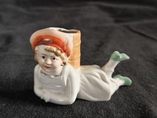 Kleine alte Figur liegendes