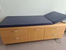 patientenliege Praxisliege mit Schubladen Unterbau bietet viel Stauraum