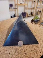 Pyramide aus Schungit |