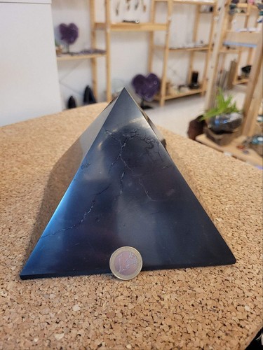 Pyramide aus schungit - aus,