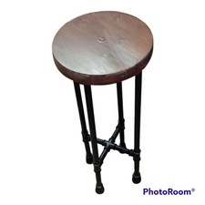 Hocker aus Holz und Eisen