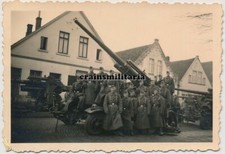 Orig. Foto Soldaten mit 8,8 cm Flak Geschütz Lafette Anhänger 1938