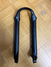 Suntour XCR 29 Boost Tauchrohr, 29 Zoll. Gabelbrücke, verschiedene Farben.