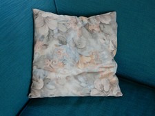 Sehr schönes Sofakissen mit Blumenmotiven, ~38*38 cm, hellblau rosa, Dekokissen