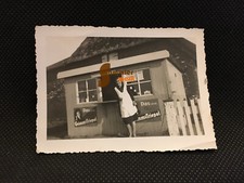 altes Foto KIOSK mit Schildern „Das ist er … mein Hochgenuß! Grimm & Triepel“