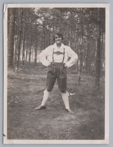 Frau tracht grunewald - in,
