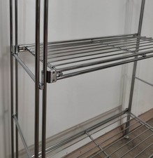 Regal mit 3 Gitterböden mit integrierten Halterungen Metall verchromt