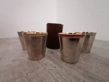 4 alte Trinkbecher Reisebecher Metall Lederetui versch. Ränder Farben TOP ZUSTAN