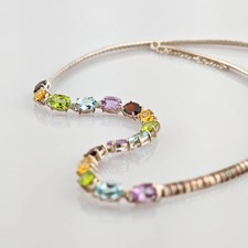 Silberkette mit farbigen