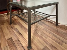 Glastisch mit Metallgestell. 68x68cm Höhe 44cm, sehr  guter Zustand