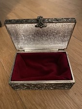 Alte Schmuckschatulle, Metall, innen roter Samt / Schatzkiste silberfarben