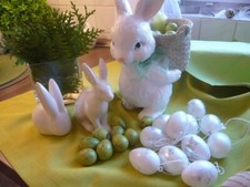 Oster-Dekoration mit 3 Osterhasen in weiß.