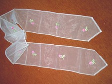 Wunderschönes weißes Organzaband mit gestickten Rosen - Tischband / Taufschmuck