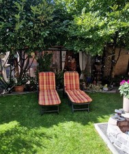 Zwei Gartenliegen mit Auflagen