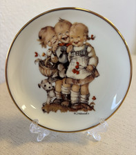 Goebel M.J. Hummel kleiner Teller Goldrand - Lach mit - Ø ca. 9 cm inkl. Ständer