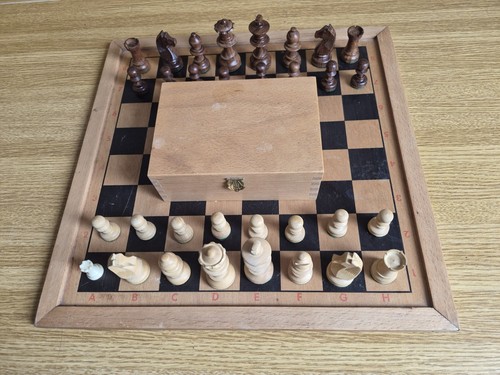 Schachbrett aus holz mit - schachbrett,