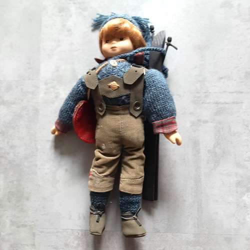 Porzellanpuppe junge mit ski - junge,