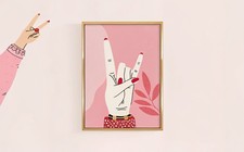 Rock auf rosa roter Handgeste