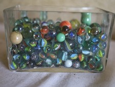 Sammlung Historischer Glasmurmeln / Schusser , Glas = 18 x 10 x 12 cm