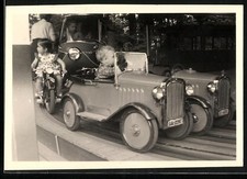 Fotografie Auto-Karussell im Berliner Zoo, Knabe im Auto Mercedes Benz Cabrio 