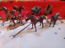 alte Masse Bauernhoftiere  5 alte Pferde + 2 Pferdewagen  für Pyramide geeignet 