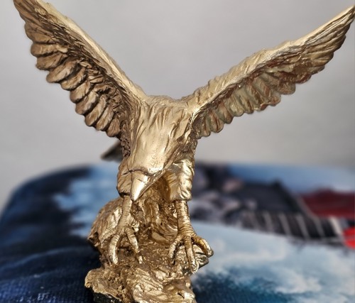 Schöne goldene adler figur - adler,