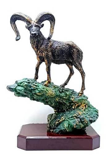 Figur steinbock auf holzsockel - figur,