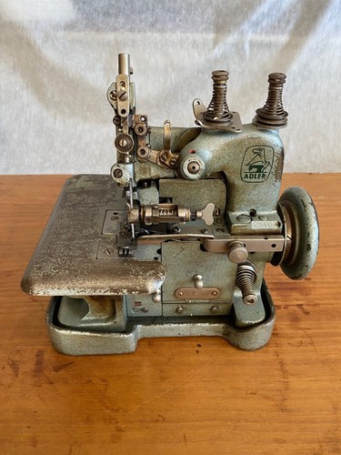 Antike nähmaschine overlock - antike,