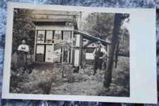 65110 PC Postcard Bienenhaus 2 Männer im Wald vorm Bienenhaus um 1930
