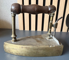 Antikes Bügeleisen aus Messing mit Eisenkern, Holzgriff