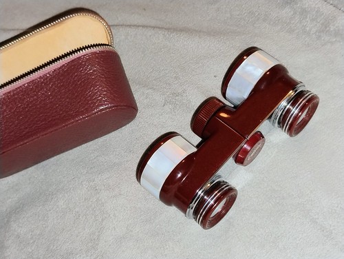 Vintage carton prunk - prunk, opernglas