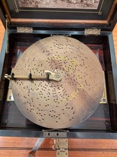 Polyphon. Spieluhr. Musiktruhe.  Nussbaum (etwa 1880) + 16  Lochschallplatten