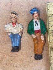 2 uralte Massefiguren sitzend