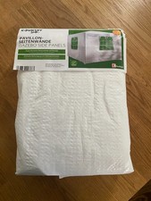 2 weiße geschlossene