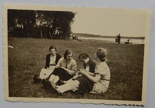 ALTES FOTO...FRAUEN...WIESE...SEE...ALTE MODE...