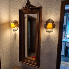 großer Spiegel mit Holzrahmen