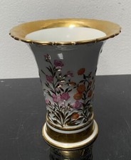 Porzellan, Vase, Trompetenform, reliefierte Blumen, 1. Wahl, Knaufzeit, selten