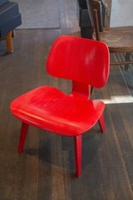 Vitra LCW Chair – Designklassiker in Sonderlackierung Rot