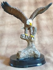 Ansehnlicher Weißkopfseeadler landet auf Baumstumpf, Adler Deko Figur, 12,5 cm