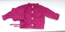 Ausfahrgarnitur Gr. 56, Babyjacke u Mütze in Brombeere, Strickjacke Handarbeit