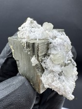 Top Würfel Pyrit Mit 5 x Gelber Apatit & Bergkristall 84,68 Gramm Top Peru Natur